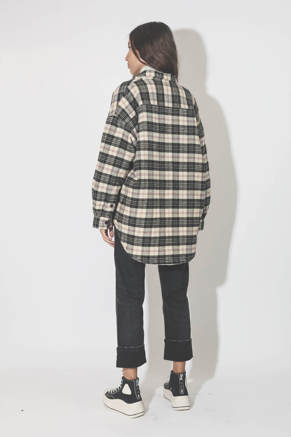 Veste forme chemise matelassée à carreaux beiges et noirs Denimist. Porté de dos.