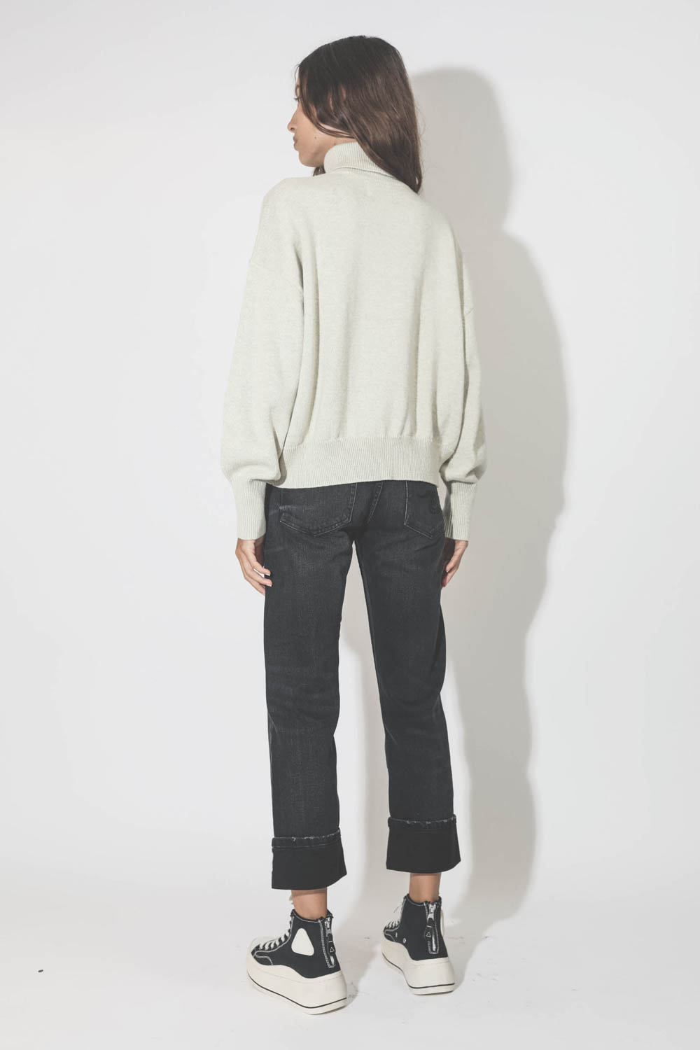Pull col roulé gris clair en coton et laine avec logo noir Nash Marant Etoile. Porté dos.