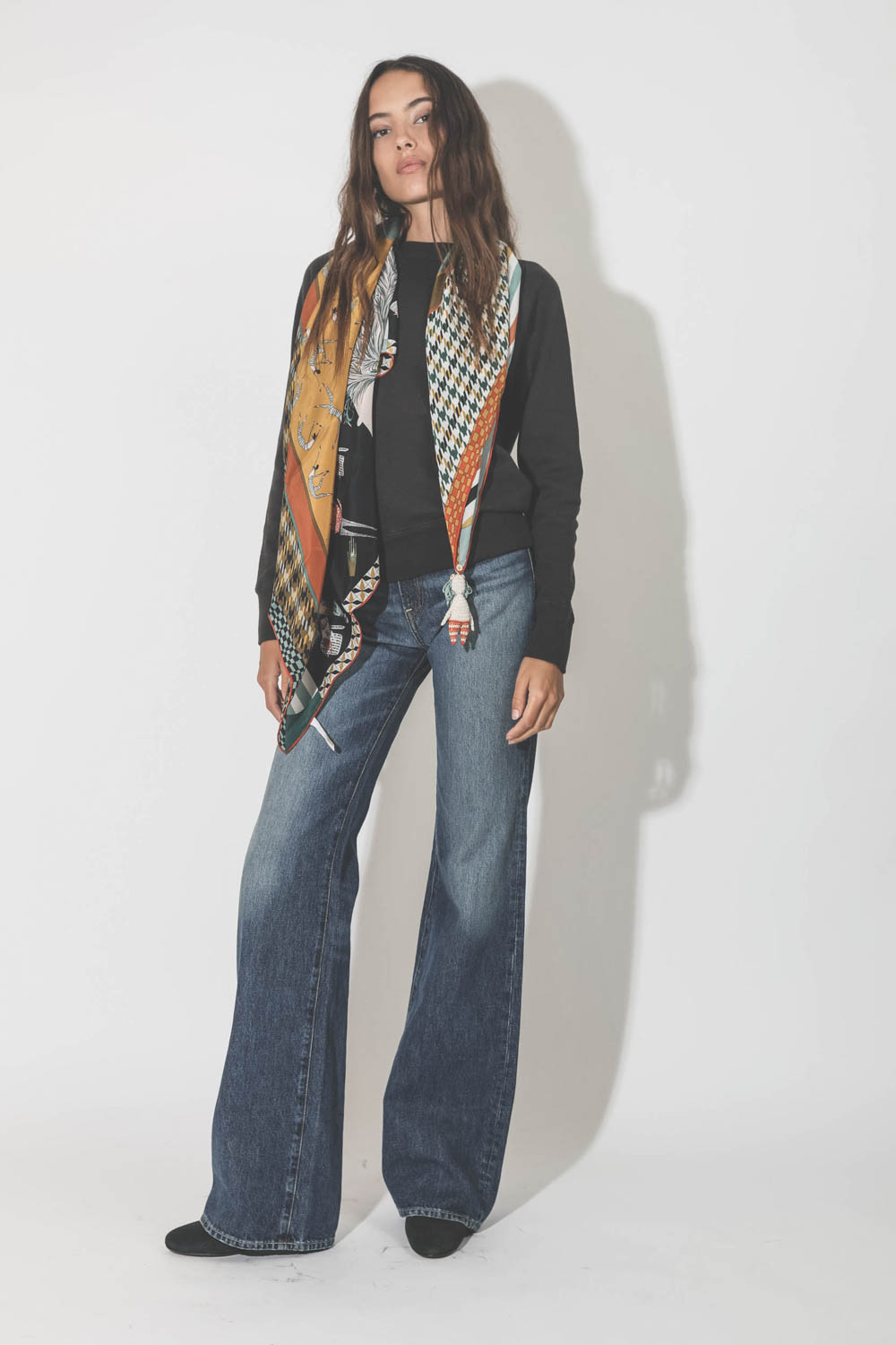 Foulard en soie imprim&eacute; avec poup&eacute;e en crochet Barbe bleu Rumisu. Port&eacute; de face.