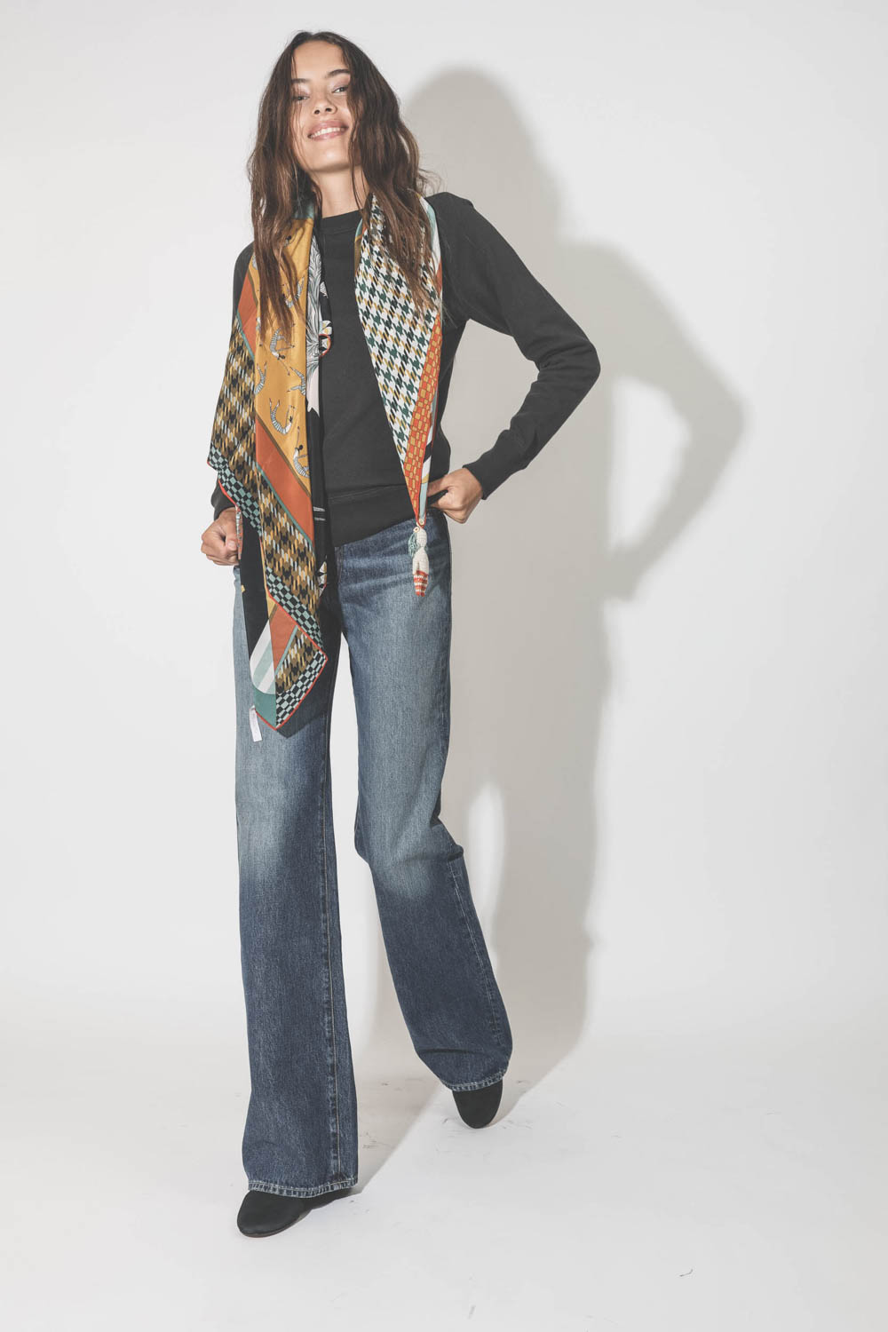 Foulard en soie imprim&eacute; avec poup&eacute;e en crochet Barbe bleu Rumisu. Port&eacute; sur un sweat-shirt col rond.