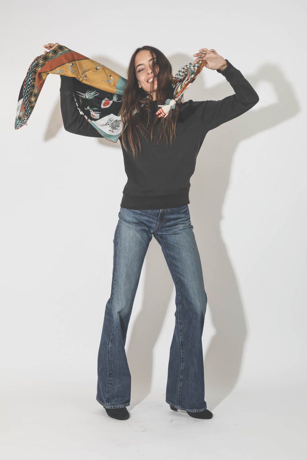 Foulard en soie imprim&eacute; avec poup&eacute;e en crochet Barbe bleu Rumisu. Port&eacute; avec un jean &eacute;vas&eacute;.