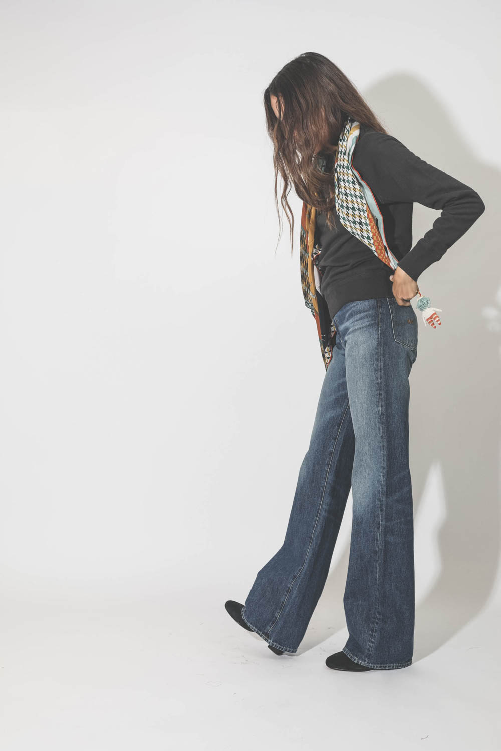 Foulard en soie imprim&eacute; avec poup&eacute;e en crochet Barbe bleu Rumisu. 