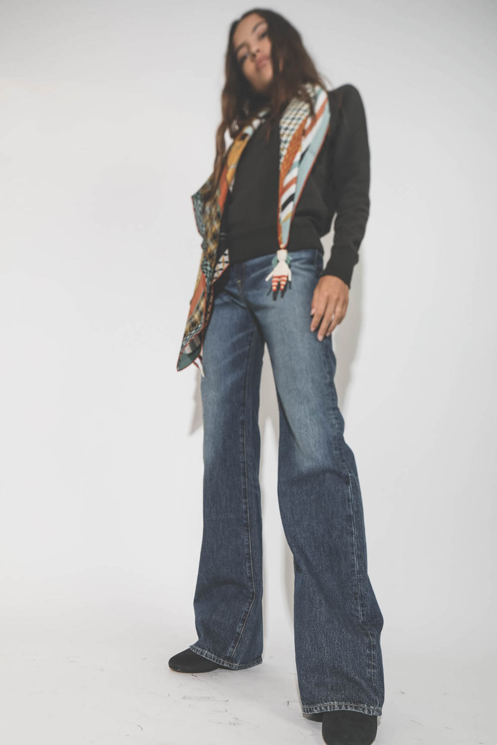 Foulard en soie imprim&eacute; avec poup&eacute;e en crochet Barbe bleu Rumisu. Port&eacute;.