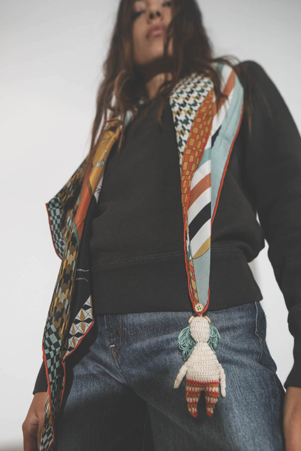 Foulard en soie imprim&eacute; avec poup&eacute;e en crochet Barbe bleu Rumisu. D&eacute;tail de la poup&eacute;e.