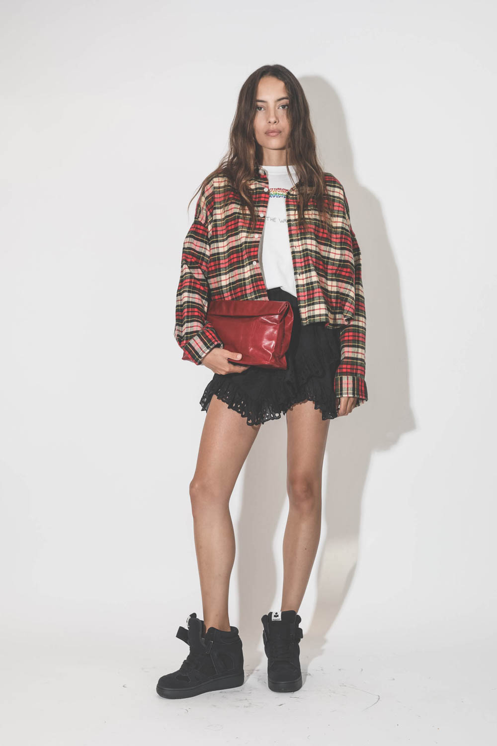 Chemise à carreaux rouges écrus courte devant et longue derrière Denimist. Porté avec une pochette rouge.

