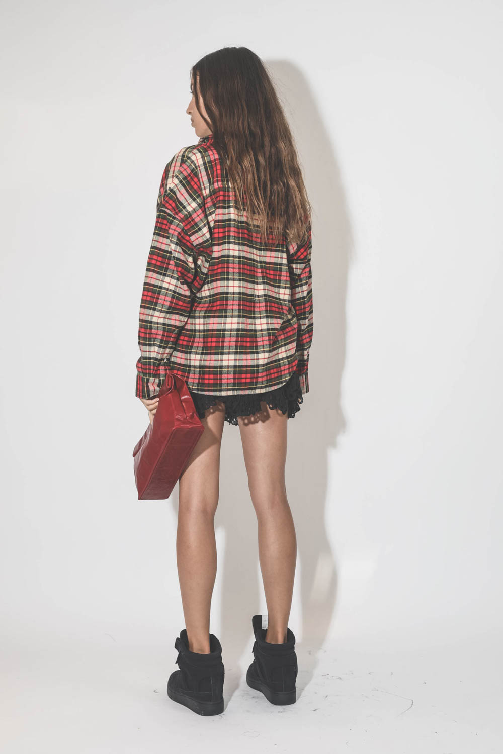Chemise à carreaux rouges écrus courte devant et longue derrière Denimist. Porté de dos.