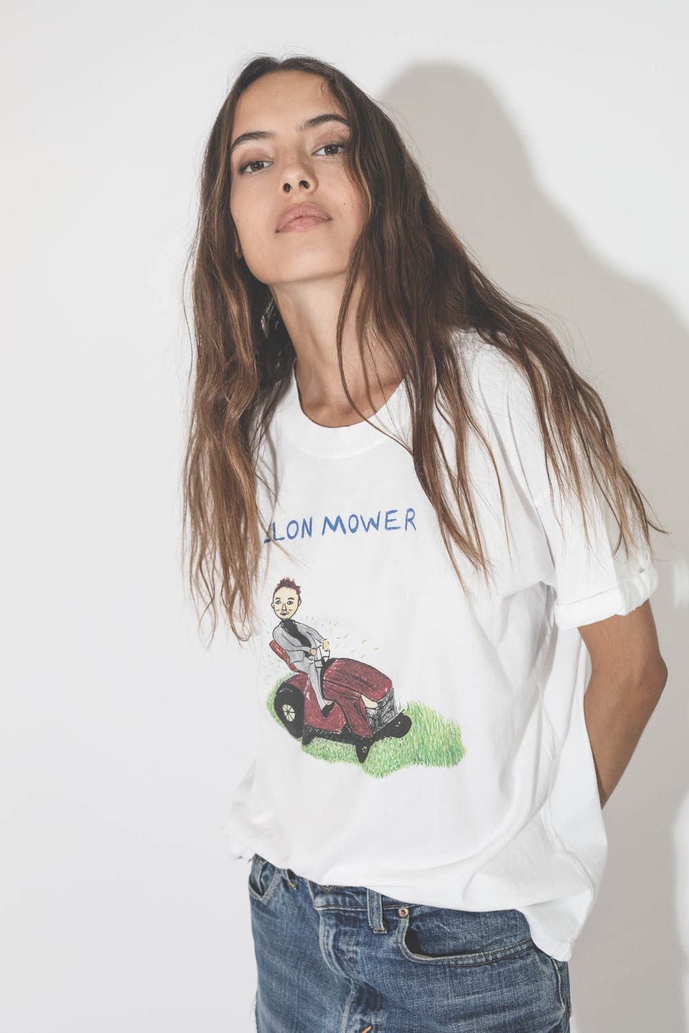 Tee-shirt humouristique manches courtes blanc Elon Mower Unfortunate Portrait. Détail du dessin.