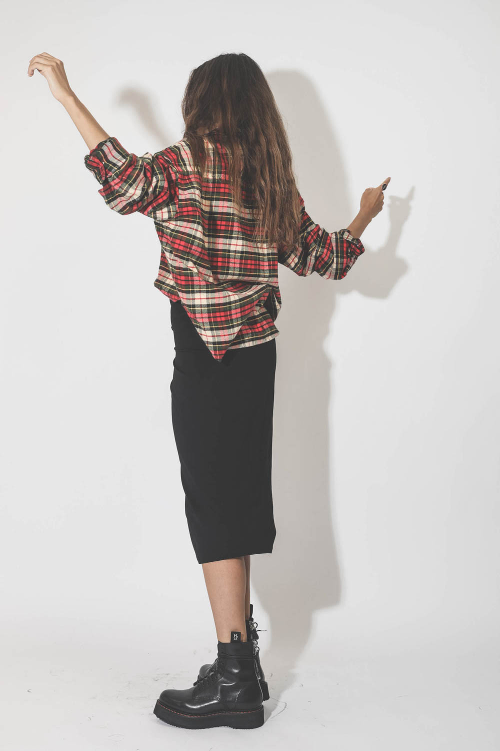 Jupe Midi en jersey noir drapé devant Jeldia Marant Etoile. Porté de profil.