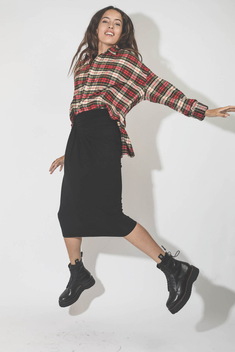 Jupe Midi en jersey noir drapé devant Jeldia Marant Etoile. Porté avec des boots en cuir noir à lacets. 