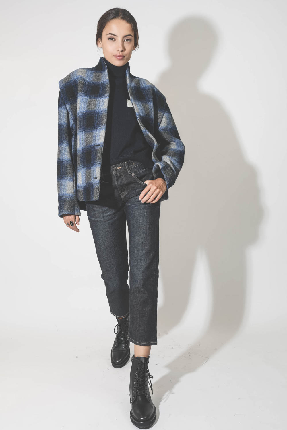 Veste manteau à carreaux bleus Drogo Marant Etoile. Porté avec un jeans court.