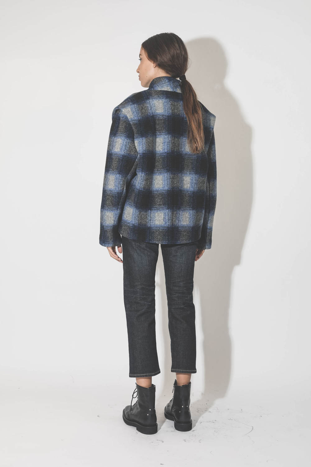 Veste manteau à carreaux bleus Drogo Marant Etoile. Porté de dos.
