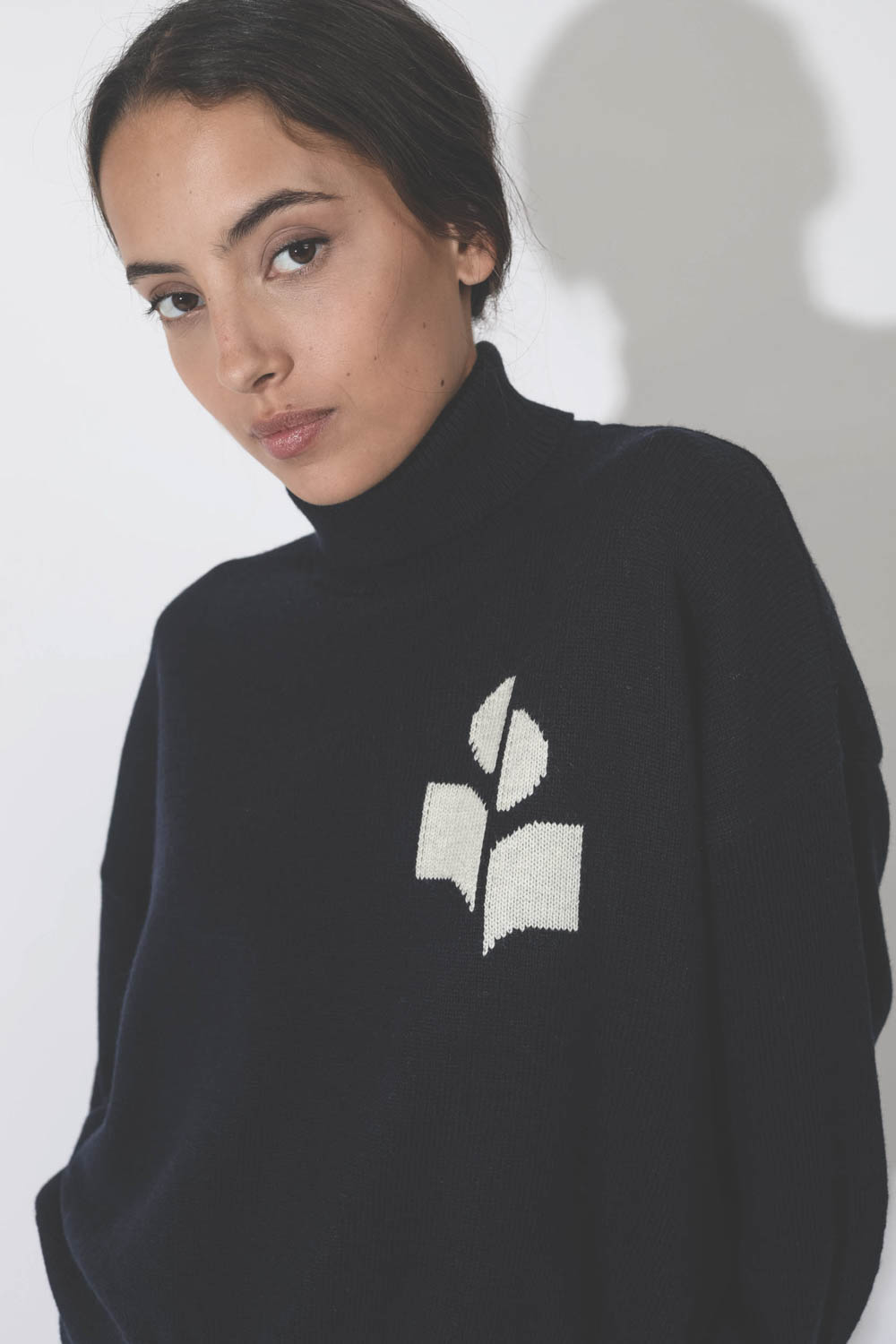 Pull col roulé en coton et laine bleu marine foncé avec logo Nash Marant Etoile. Détail logo poitrine.
