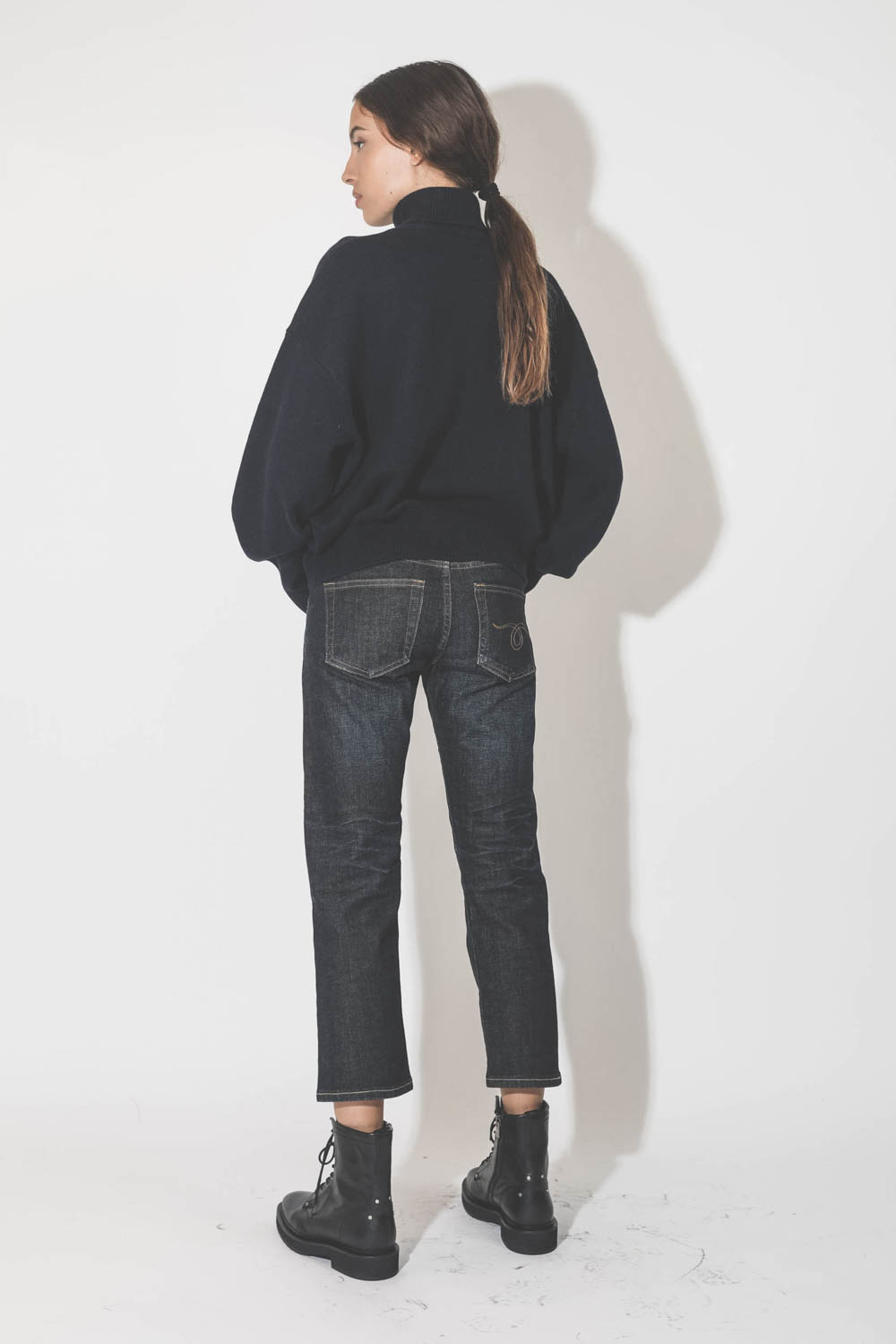 Boots en cuir noires &agrave; lacets Golden Goose. Port&eacute; de dos.