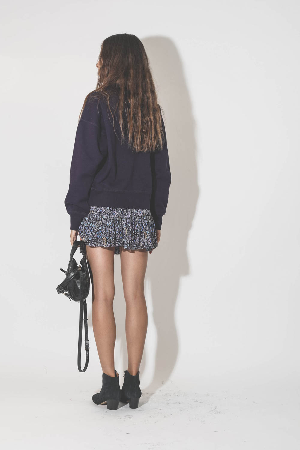 Sweat-shirt col montant prune Logo rose Moby Marant Etoile. Porté de dos.