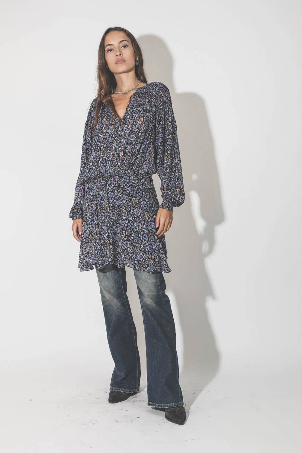 Robe courte manches longues en viscose imprimé fleurs marine et bleu Noanne Marant Etoile. Porté en superposition avec un jean évasé.