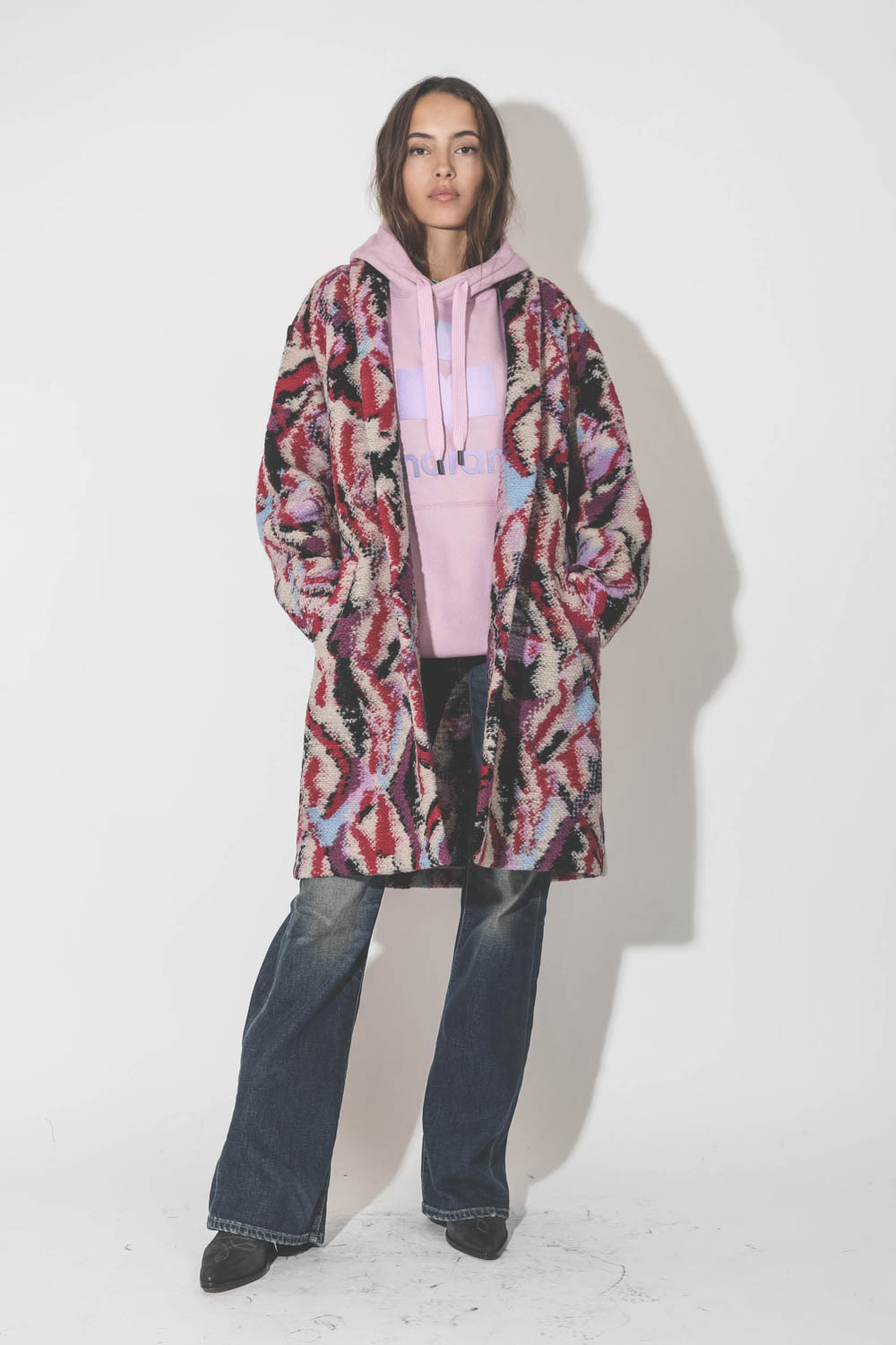 Manteau imprimé jacquard rose fond écru Sharon Marant Etoile. Porté de face.
