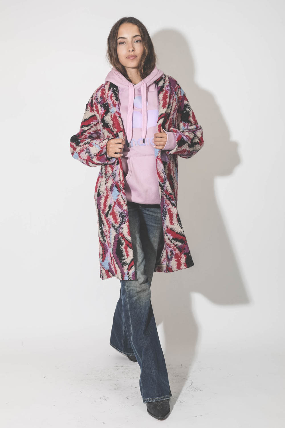 Manteau imprimé jacquard rose fond écru Sharon Marant Etoile. Porté avec un sweat-shirt rose à capuche Marant.