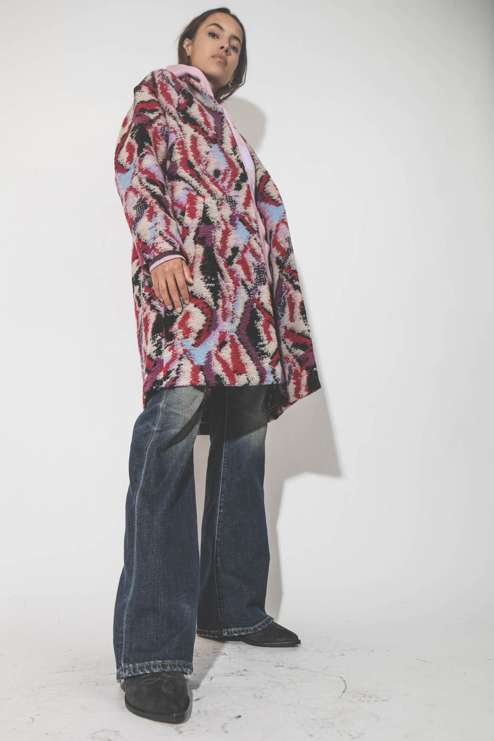 Manteau imprimé jacquard rose fond écru Sharon Marant Etoile. Porté de profil.