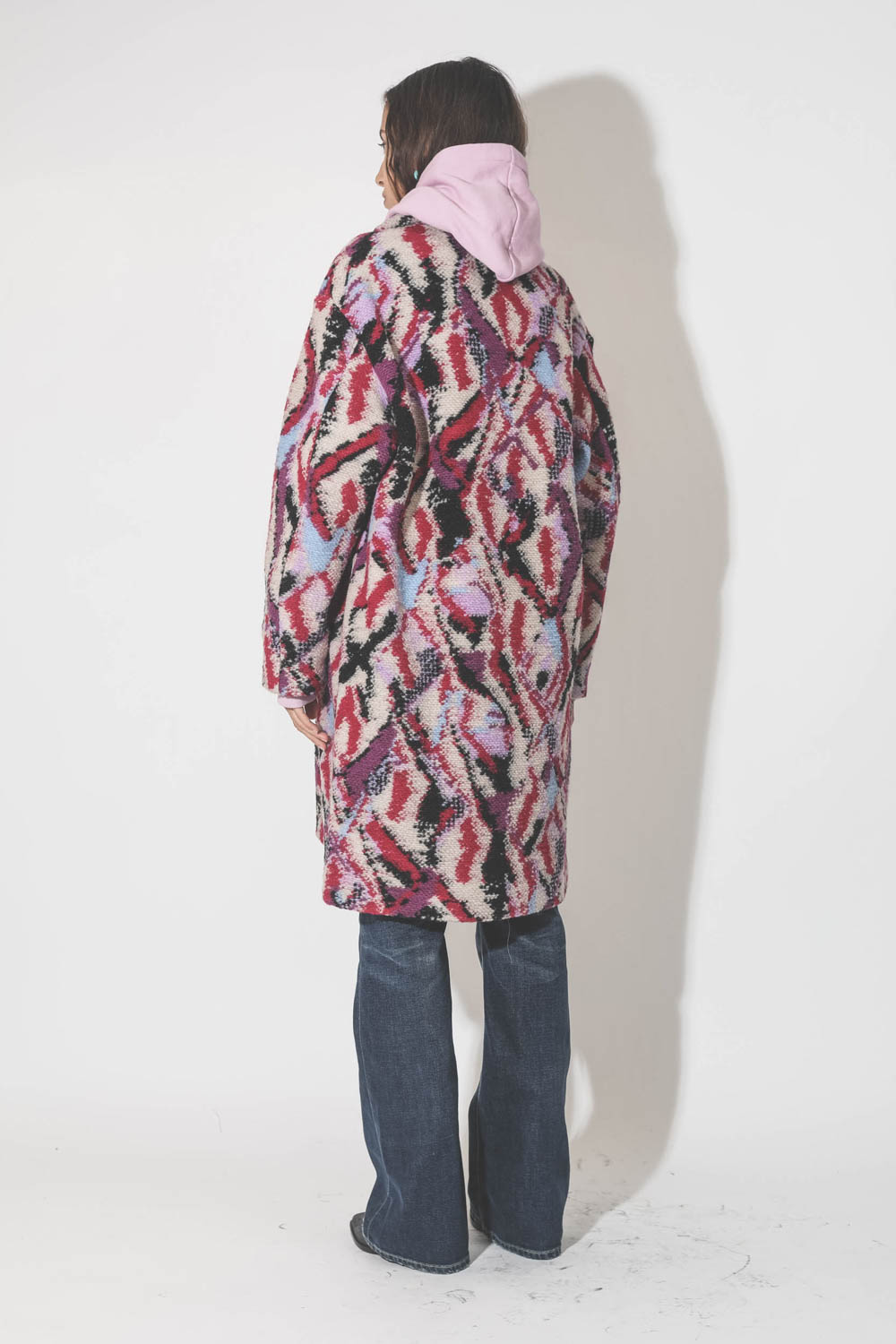 Manteau imprimé jacquard rose fond écru Sharon Marant Etoile. Porté de dos.