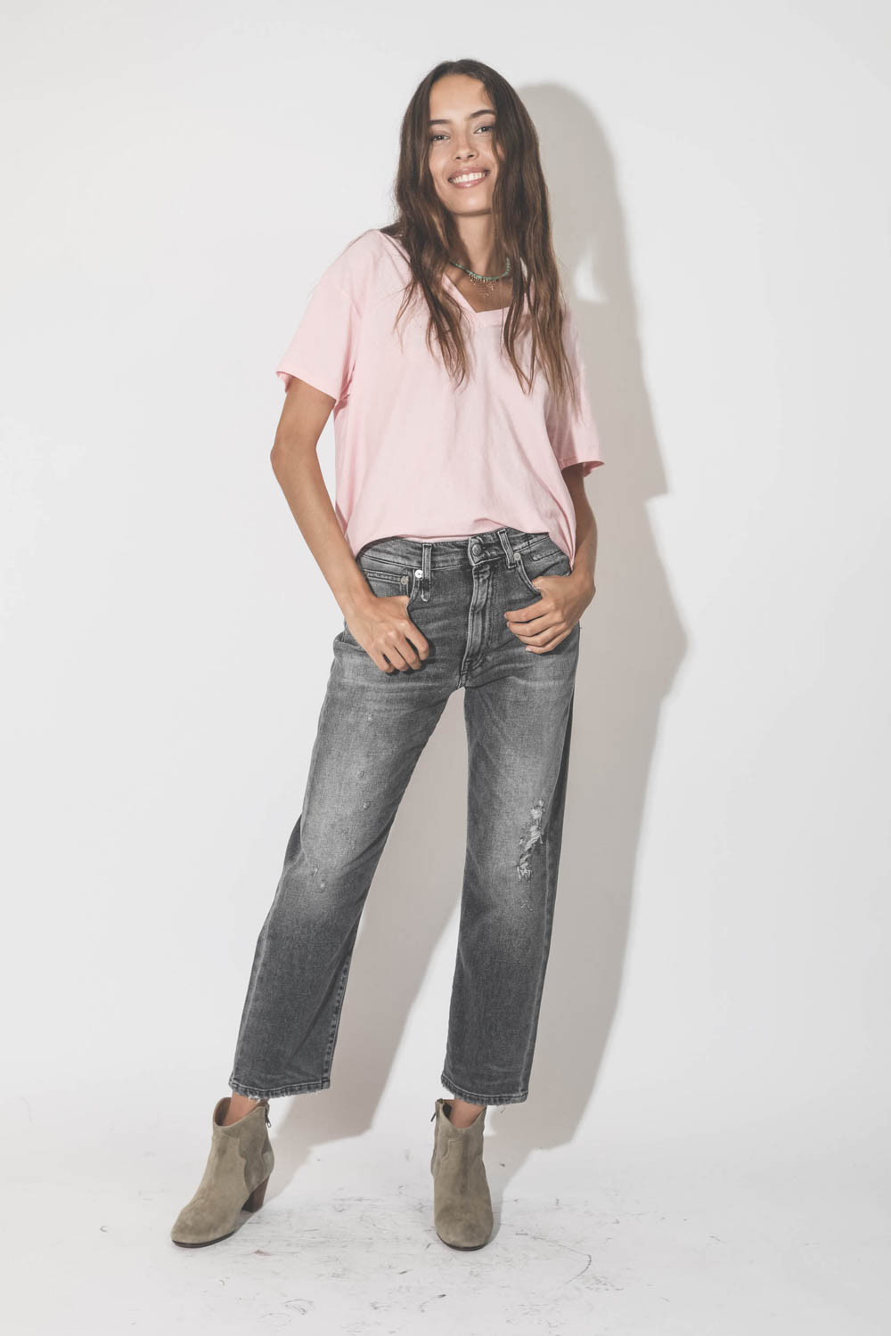 Tee-shirt manches courtes col V coton et cachemire rose r13.  Porté avec un jean gris.