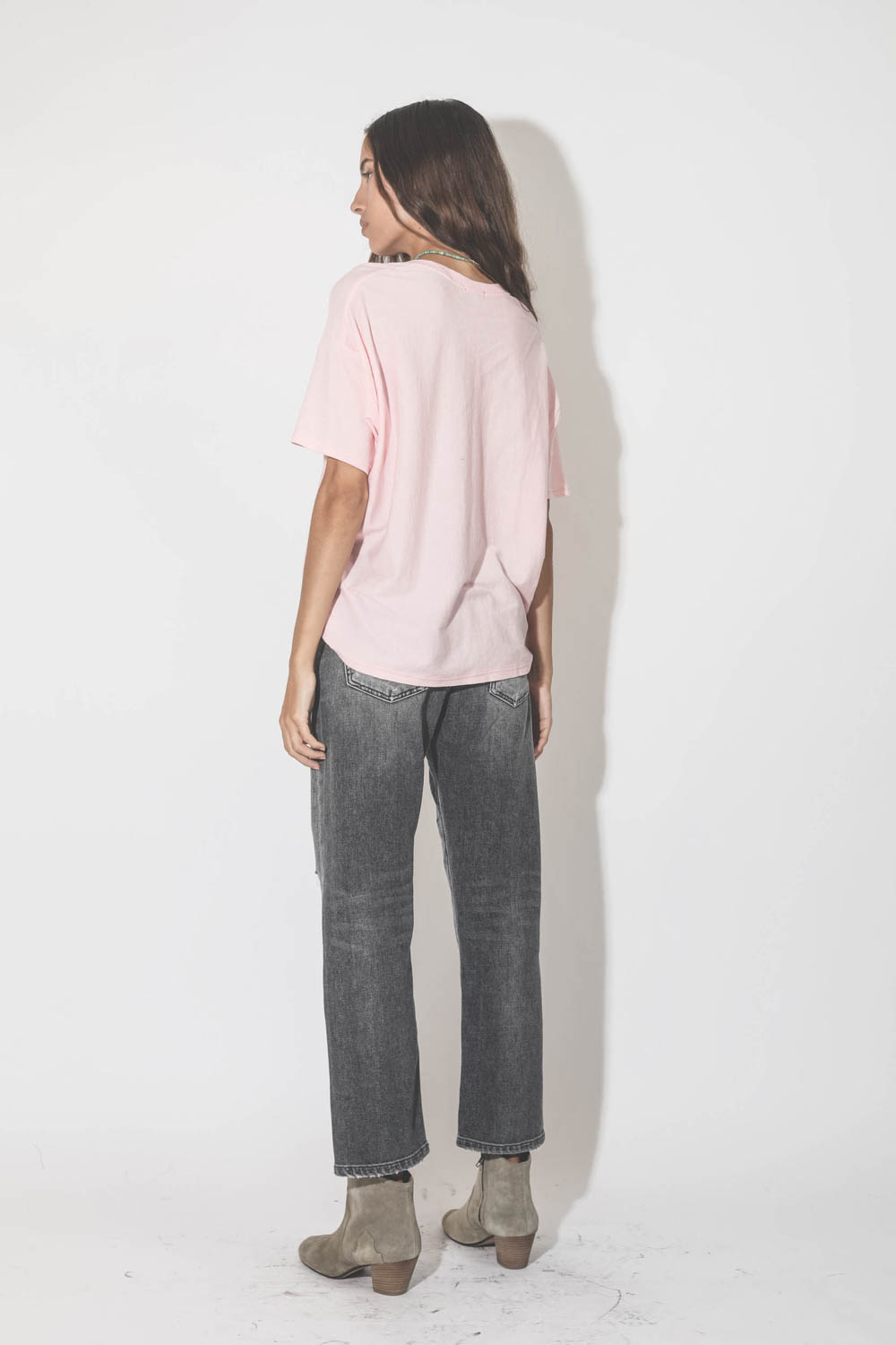 Tee-shirt manches courtes col V coton et cachemire rose r13.  Porté de dos.