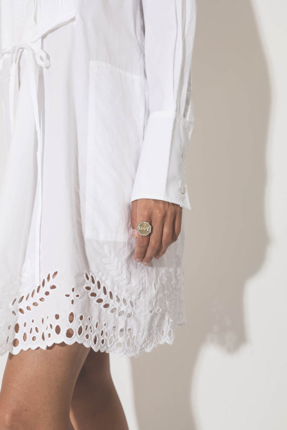 Robe manches longues au dessus du genou en popeline de coton blanc brodé Rehanna Marant Etoile. Détail de la broderie.