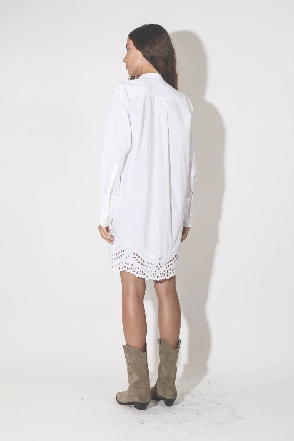 Robe manches longues au dessus du genou en popeline de coton blanc brodé Rehanna Marant Etoile. Porté de dos.