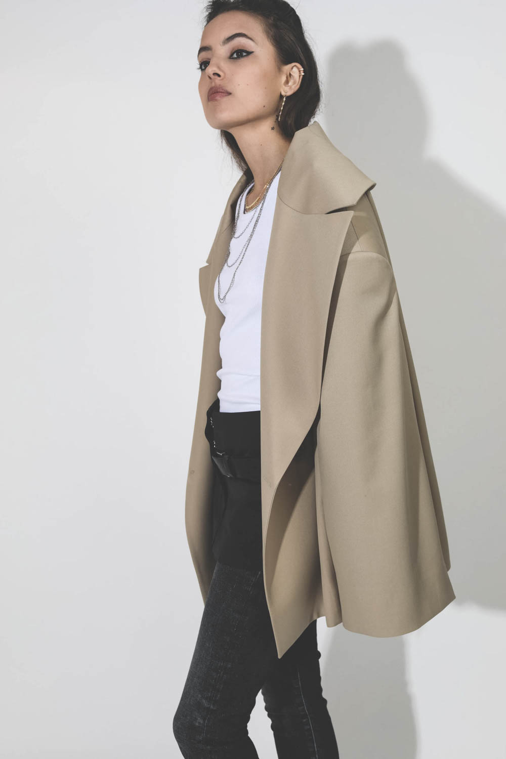 Blazer oversized beige Kristeva Vautrait. Détail col. 