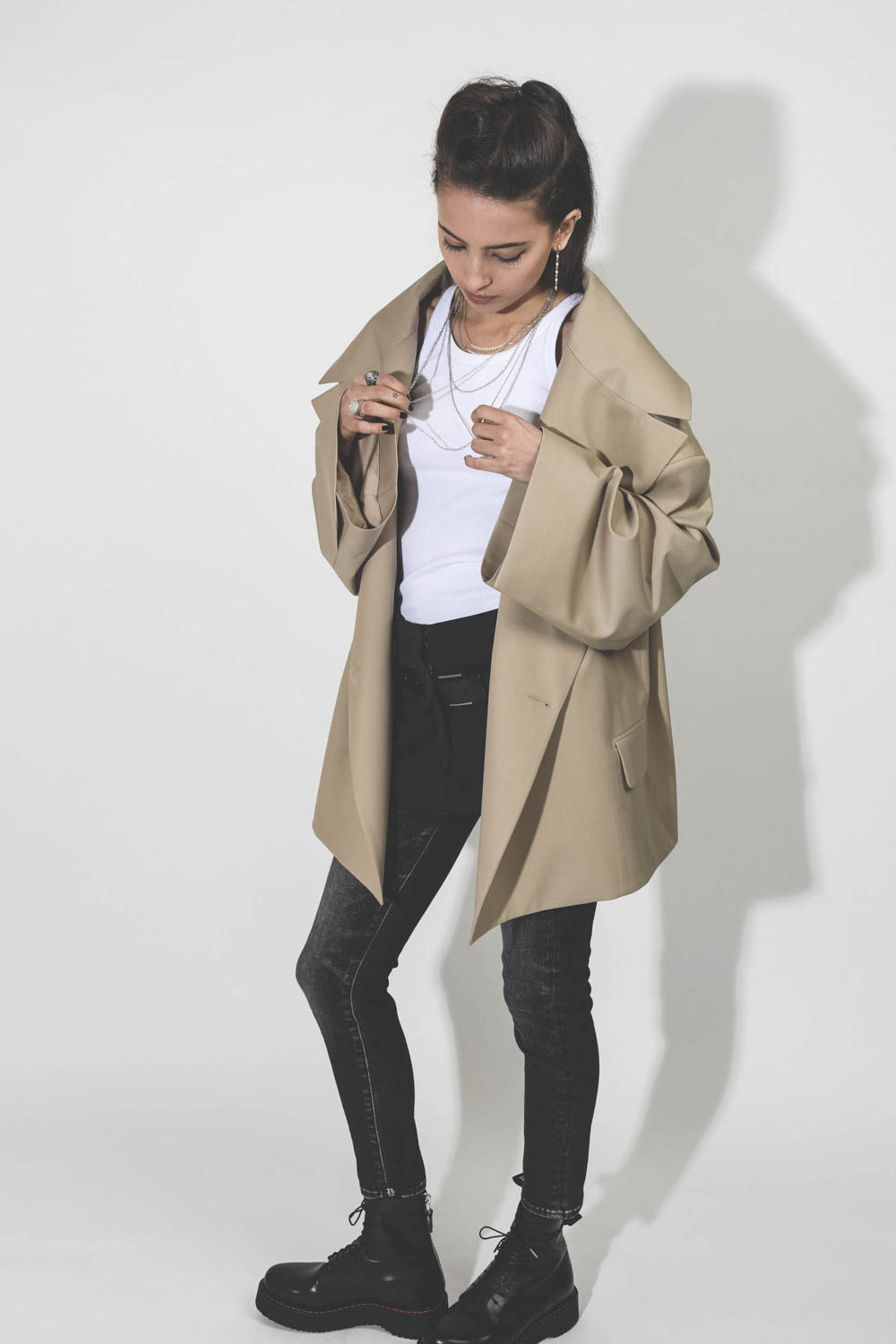 Blazer oversized beige Kristeva Vautrait. Porté avec un jean skinny.