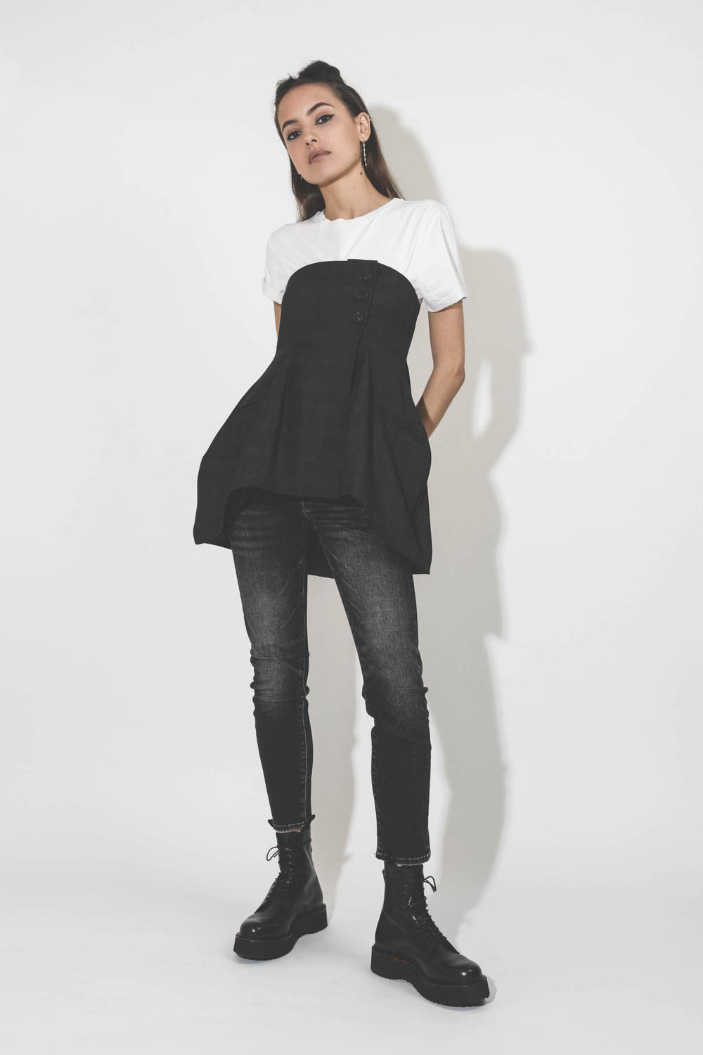 Bustier prince de Galles Francis Vautrait. Port&eacute; avec un tee-shirt blanc. 