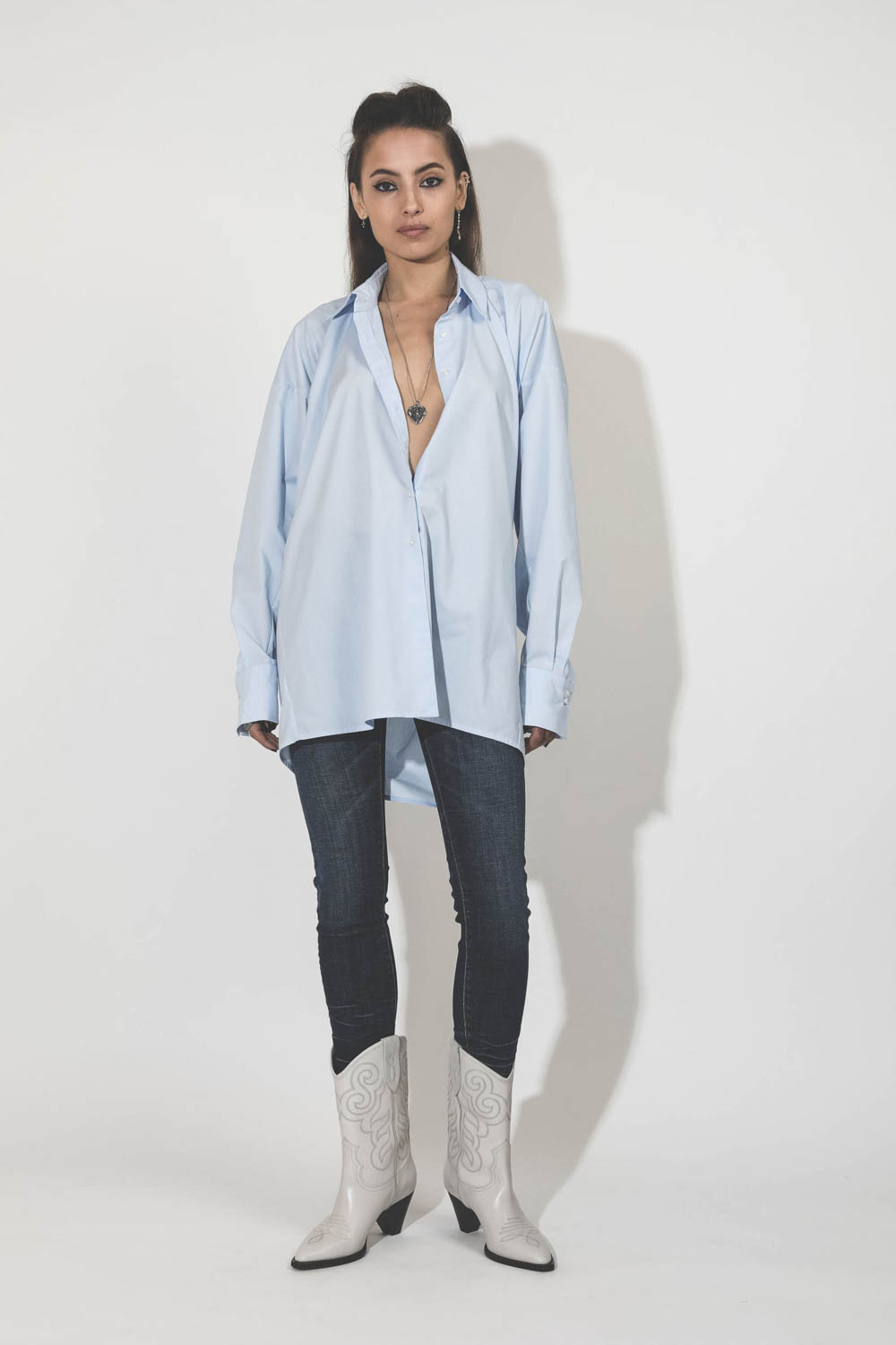 Chemise oversized en popeline bleue Marina Vautrait. Porté face. 