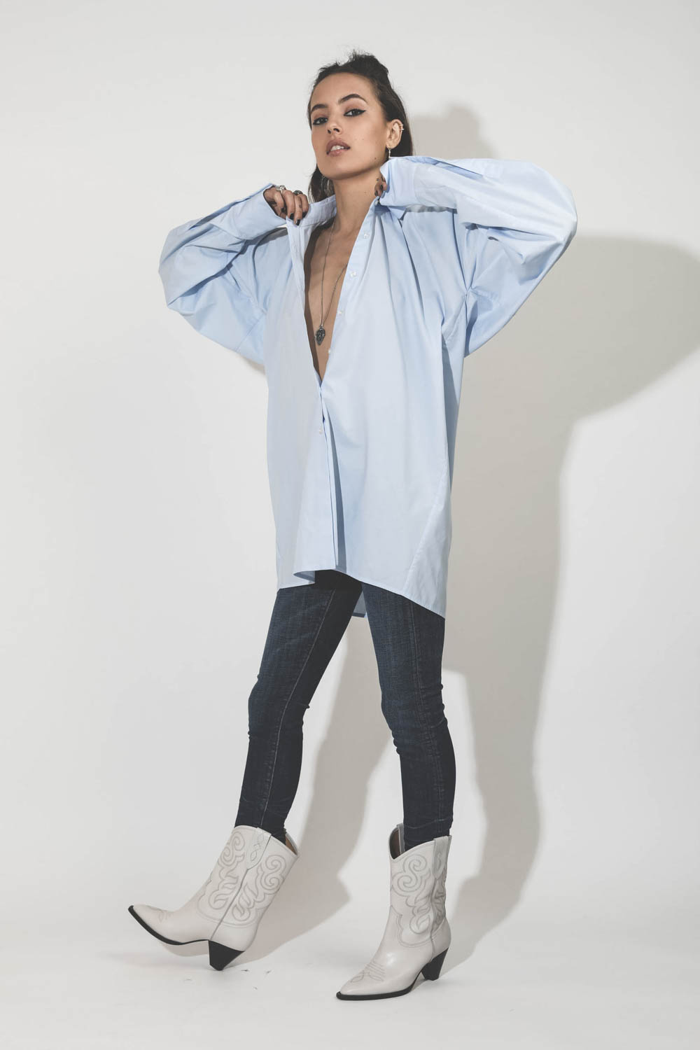 Chemise oversized en popeline bleue Marina Vautrait. Porté profil. 