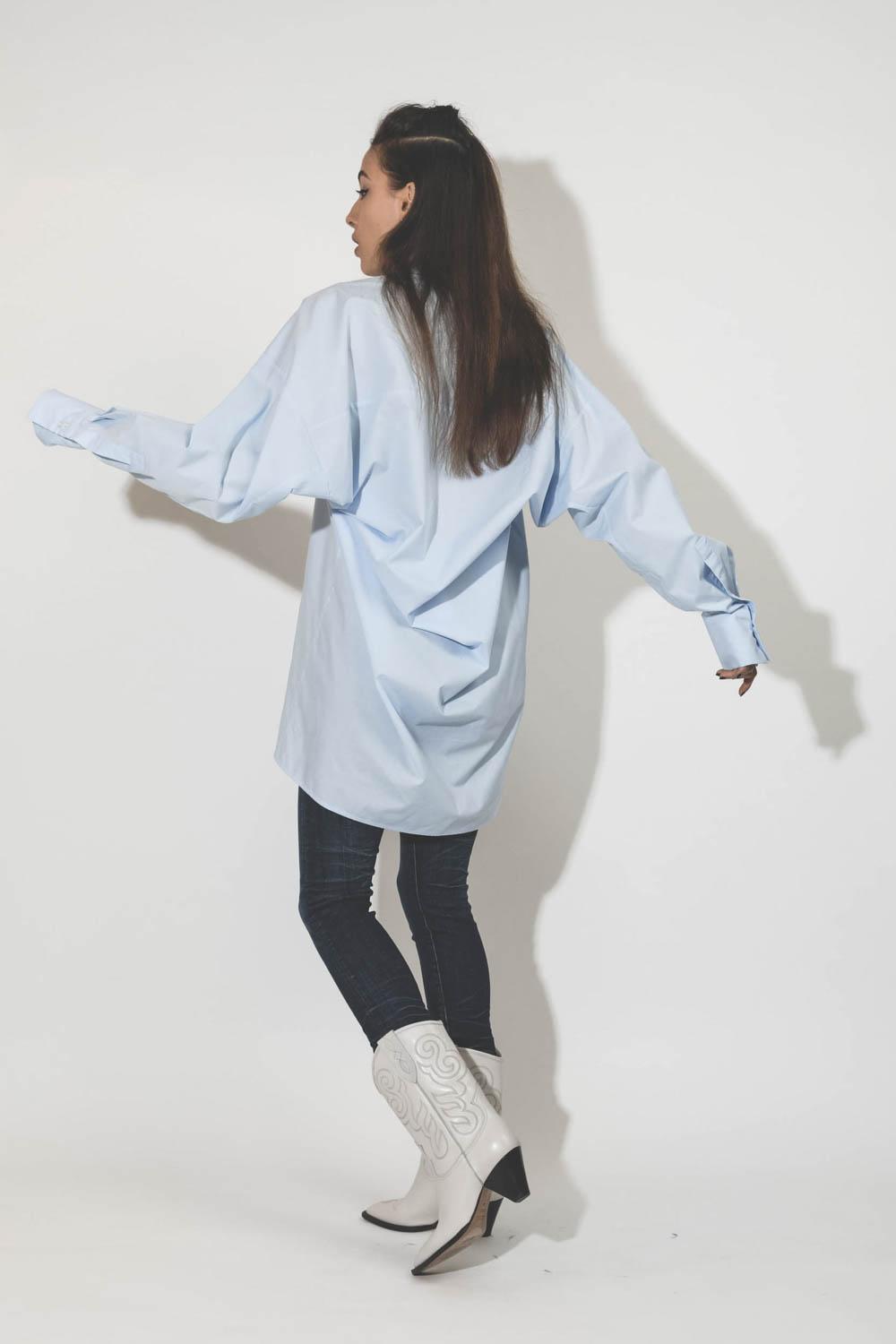 Chemise oversized en popeline bleue Marina Vautrait. Porté dos. 