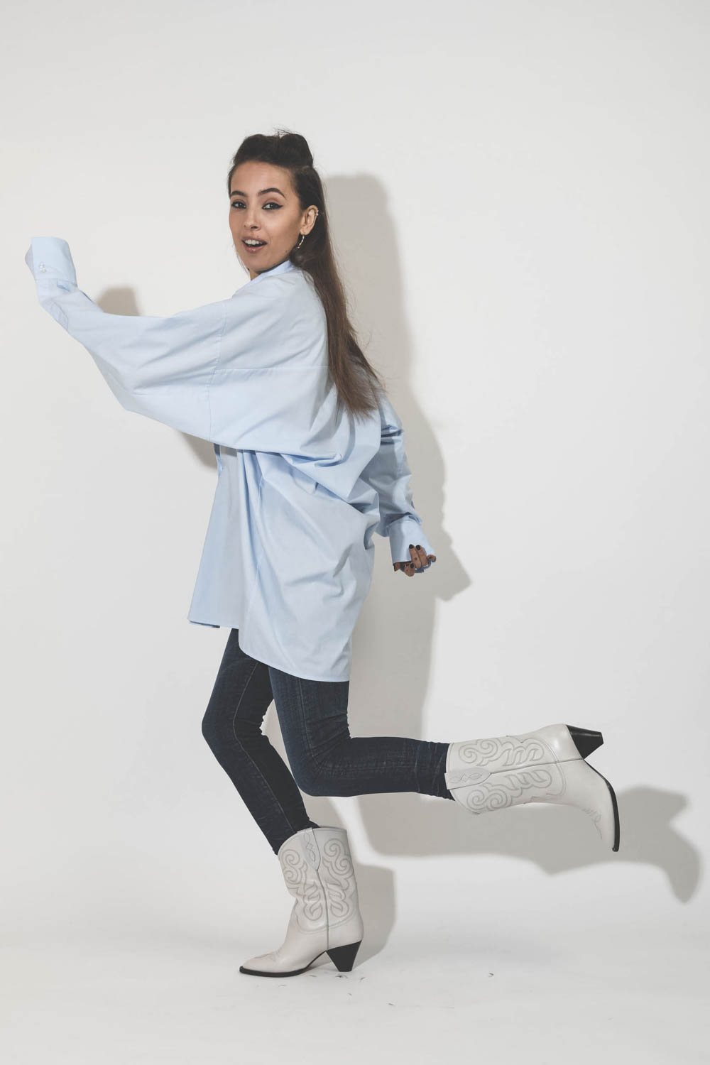 Chemise oversized en popeline bleue Marina Vautrait. 