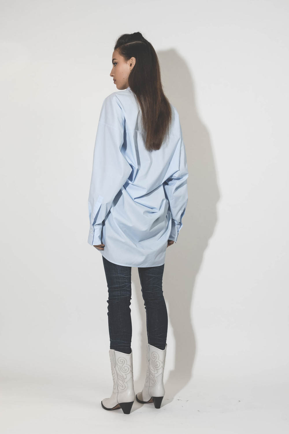 Chemise oversized en popeline bleue Marina Vautrait. Porté dos. 