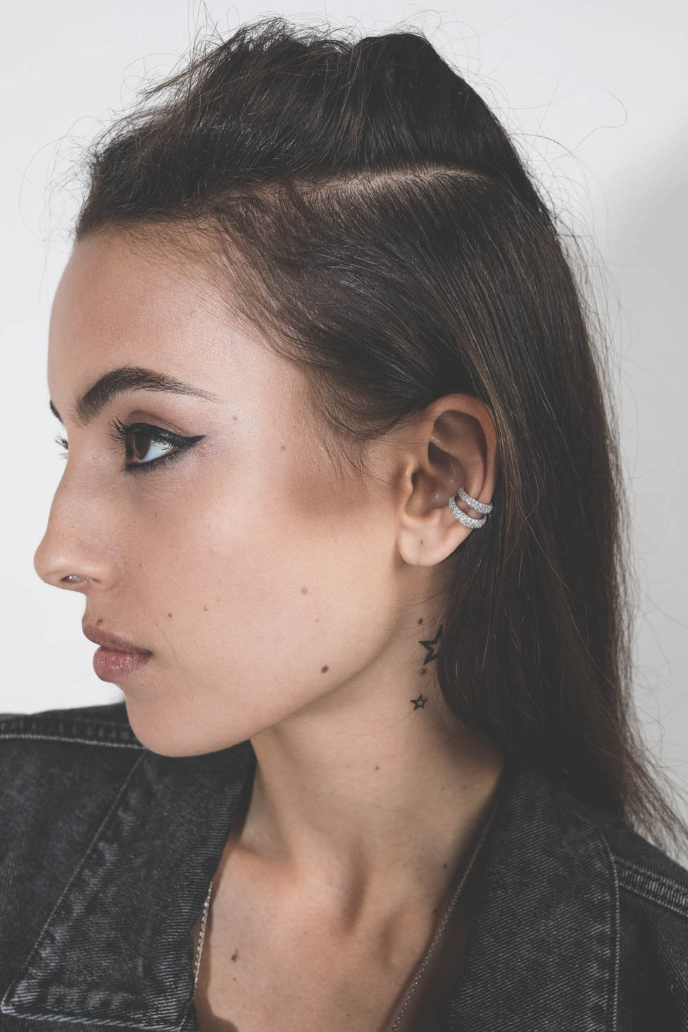 Ear cuffs slim zircon silver Tom Wood Project. Porté par deux.  