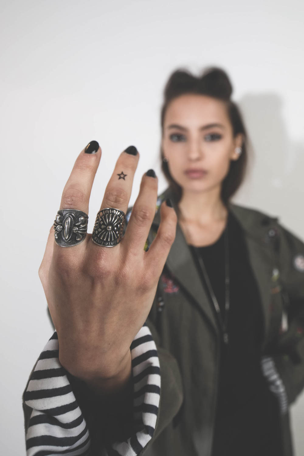 Bague Navajo en argent ciselé Harpo Paris. Porté face. 