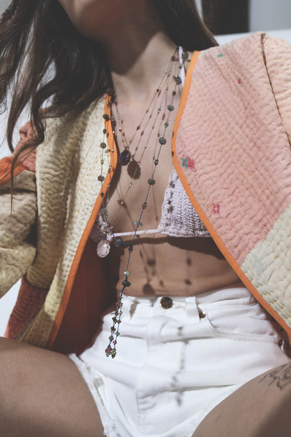 Collier long tibétain Pink quartz Sharing. Porté en accumulation. 