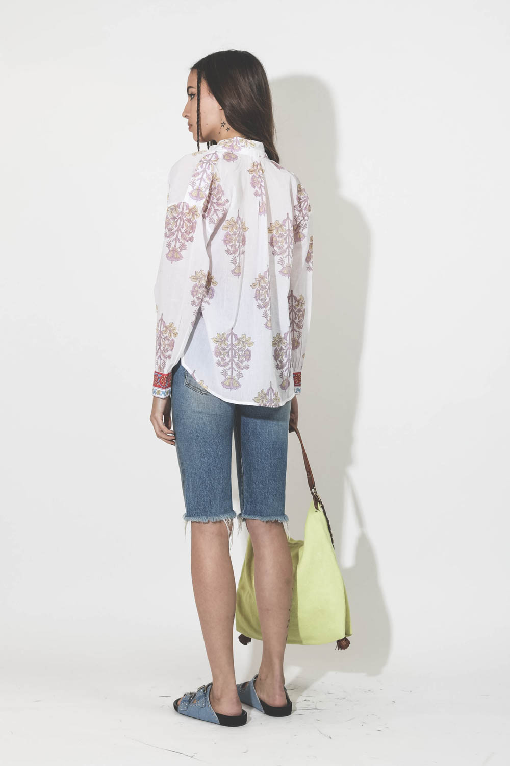 Chemise manches longues voile de coton imprimé fleurs roses Kiki Pastis Alix of Bohemian. Porté dos. 