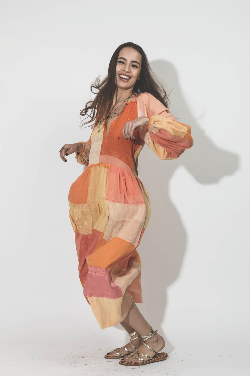 Robe longue patchwork orange Celeste Sari Dress Alix of Bohemian. Porté profil. 