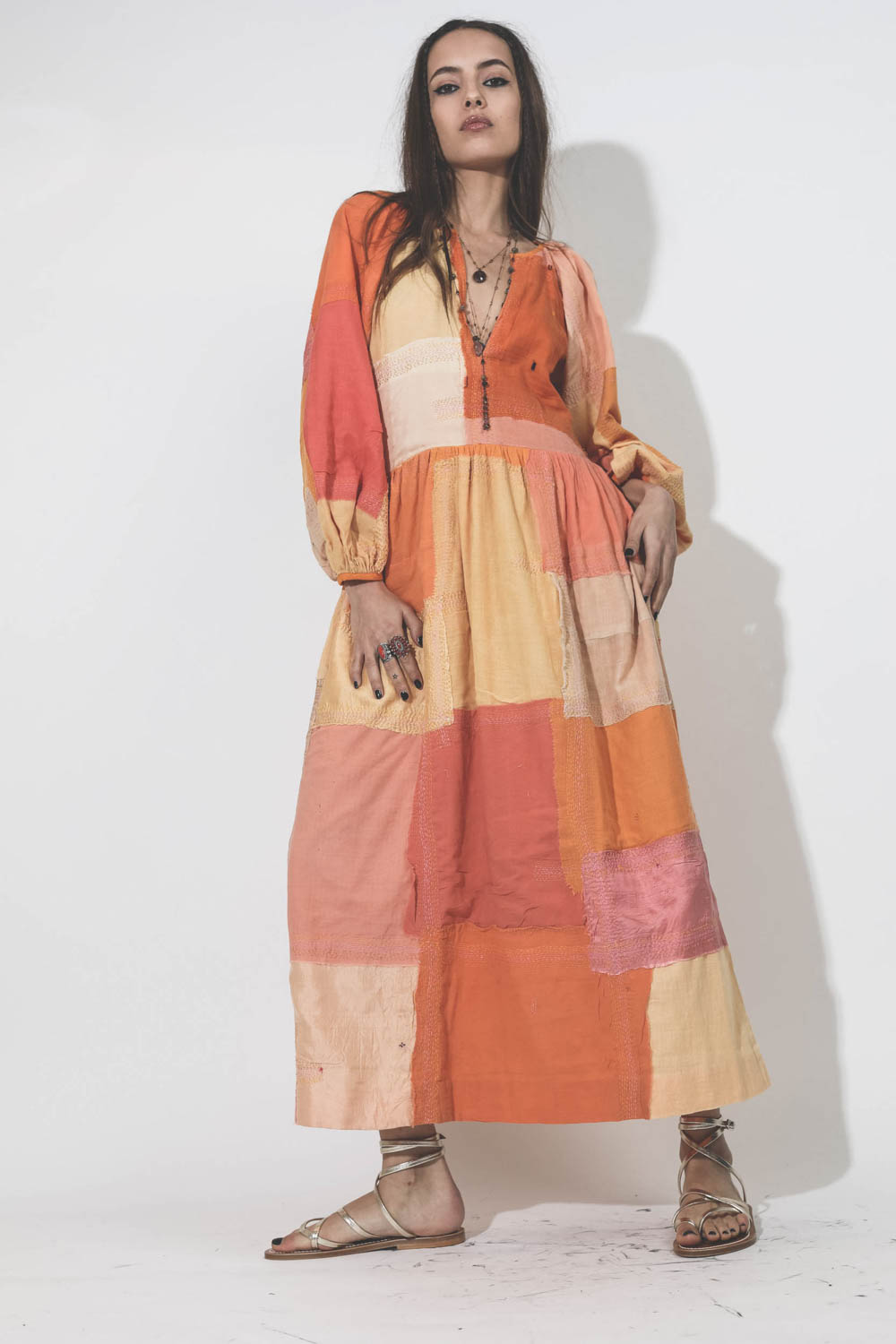 Robe longue patchwork orange Celeste Sari Dress Alix of Bohemian. Porté face. 