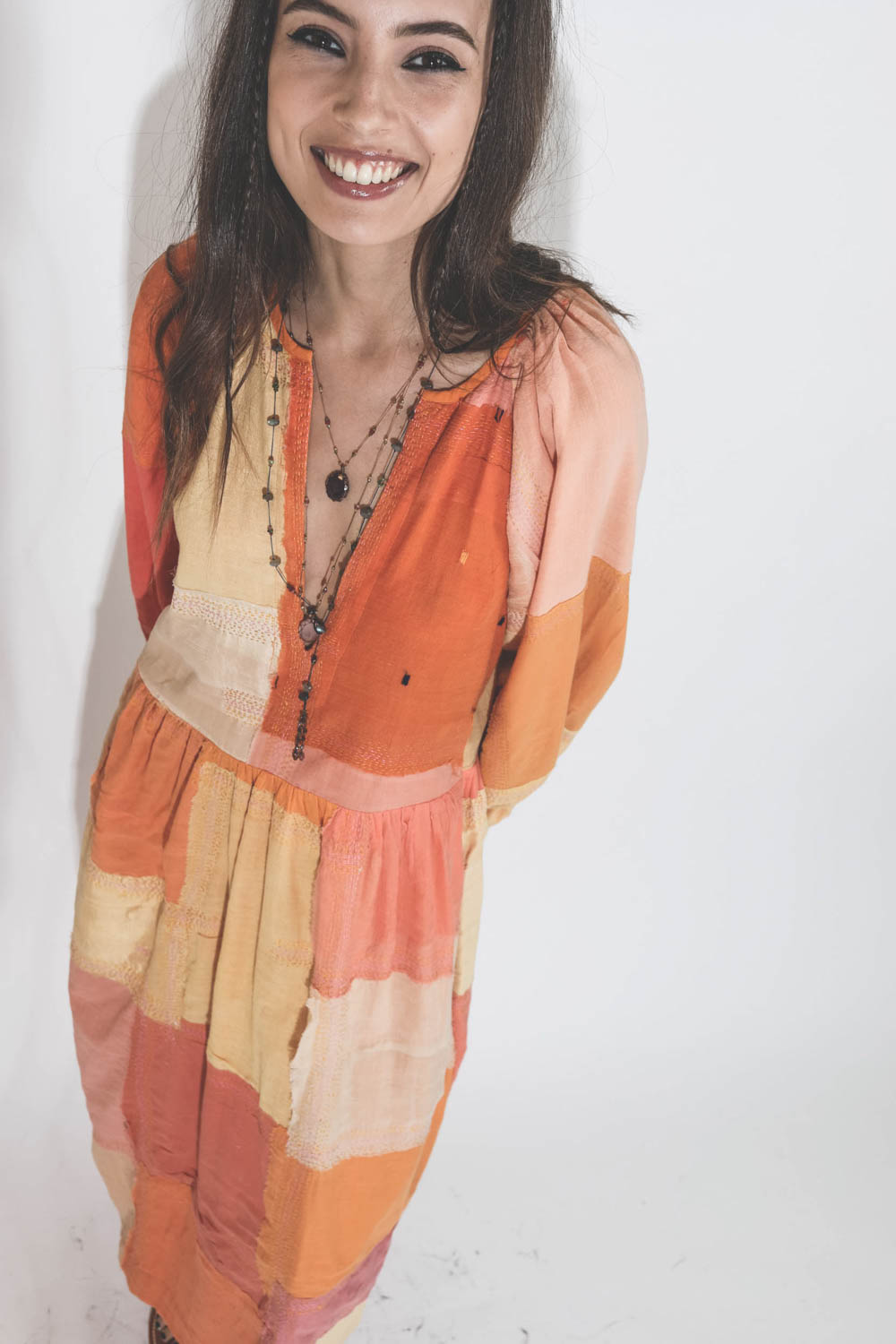 Robe longue patchwork orange Celeste Sari Dress Alix of Bohemian. Détail col V. 