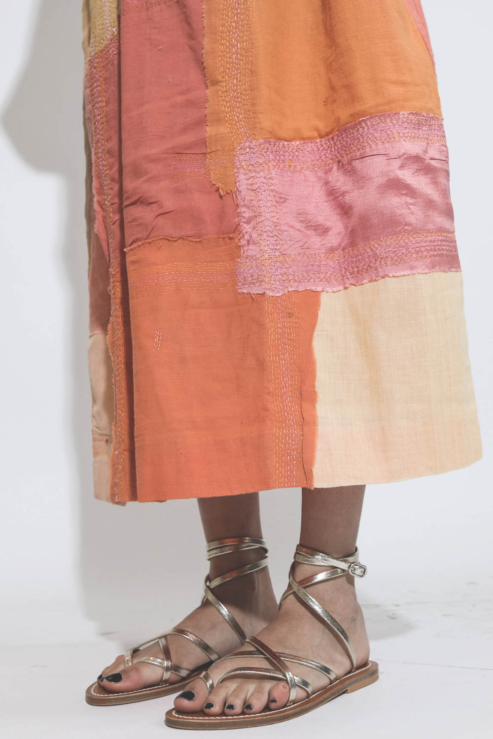 Robe longue patchwork orange Celeste Sari Dress Alix of Bohemian. Détail bas.