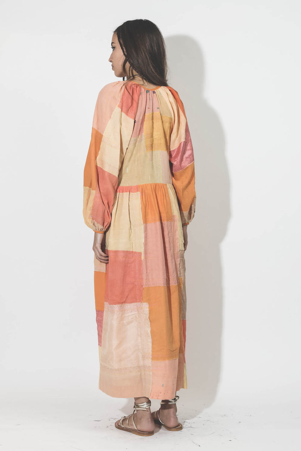 Robe longue patchwork orange Celeste Sari Dress Alix of Bohemian. Porté dos.