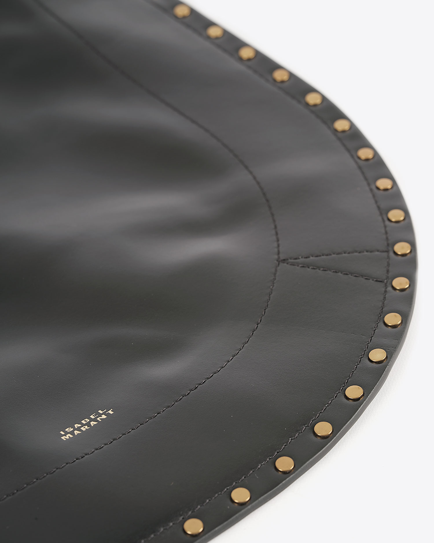 Sac besace Oskan Hobo Soft Isabel Marant en cuir noir. D&eacute;tails clout&eacute;s. 