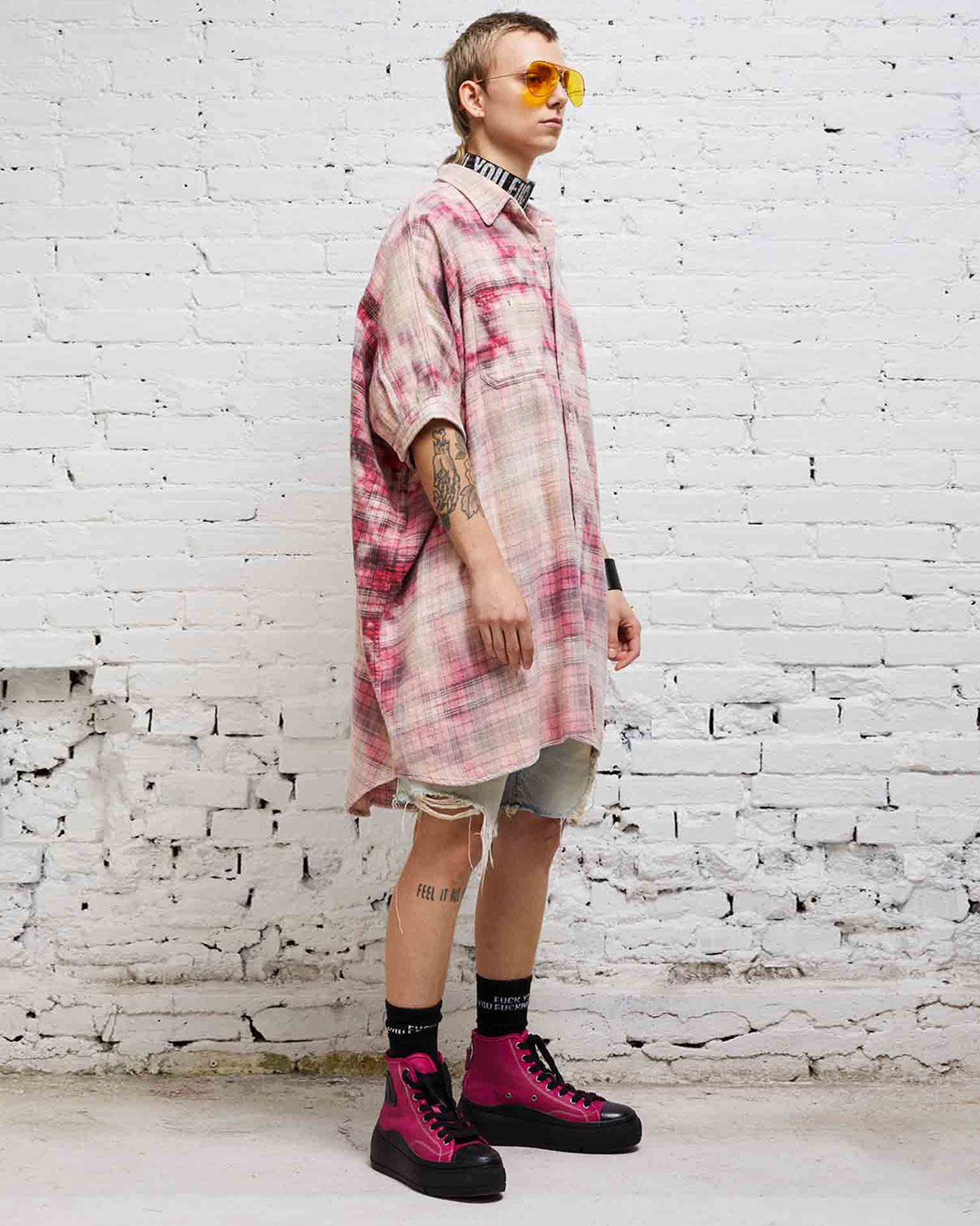 Robe chemise oversized à carreaux rose Plaid Oversized Boxy Shirtdress Red Grey Plaid R13. Porté avec un bermuda. 