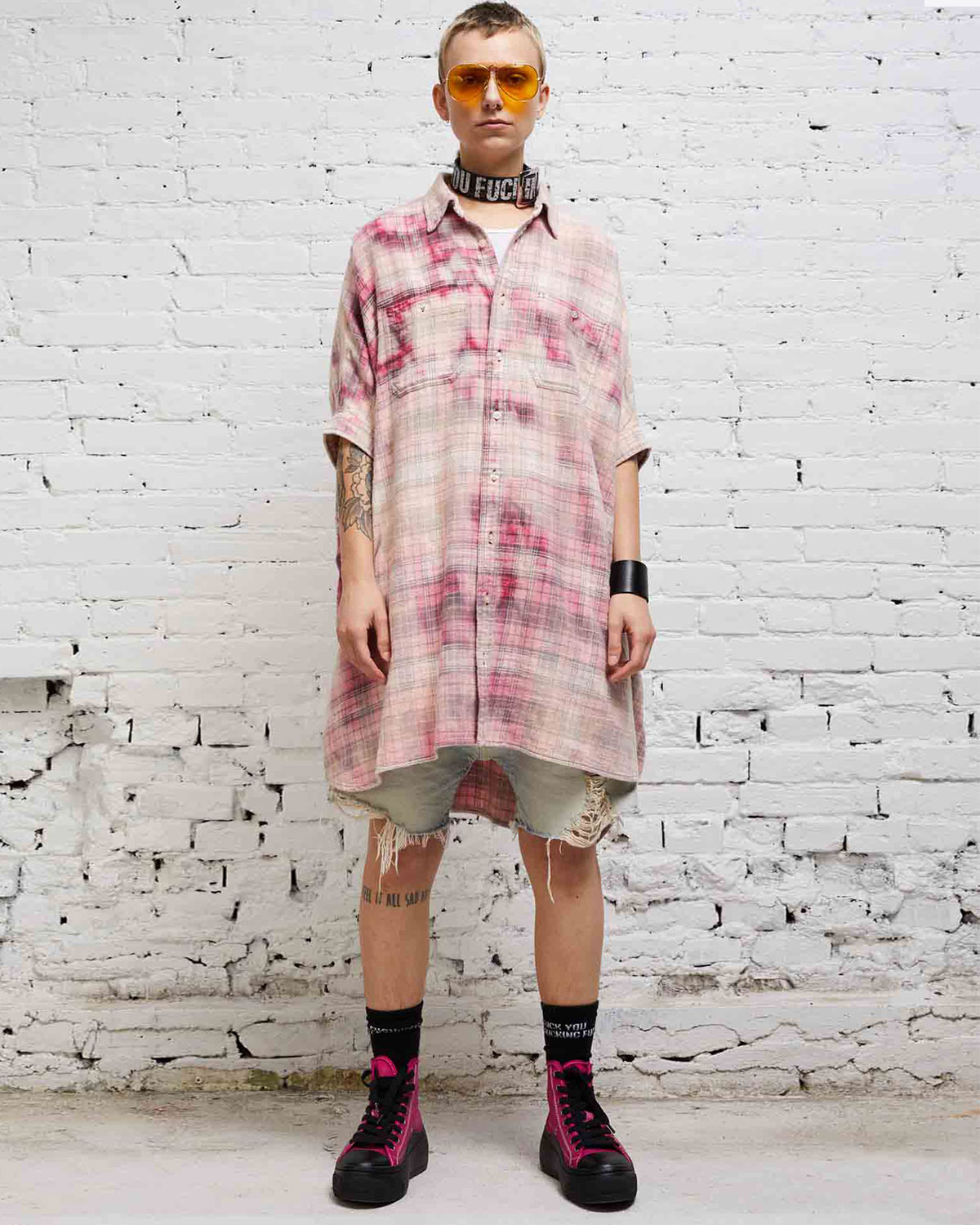 Robe chemise oversized à carreaux rose Plaid Oversized Boxy Shirtdress Red Grey Plaid R13. Porté face.