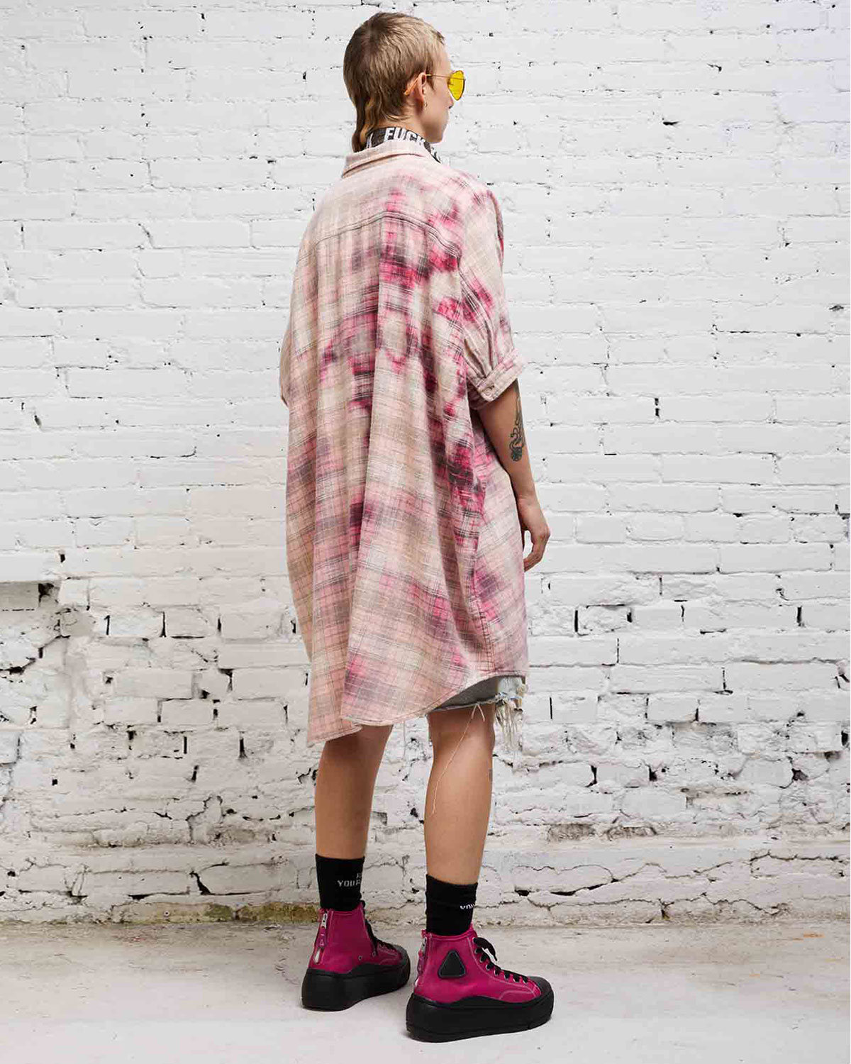 Robe chemise oversized à carreaux rose Plaid Oversized Boxy Shirtdress Red Grey Plaid R13. Porté dos. 