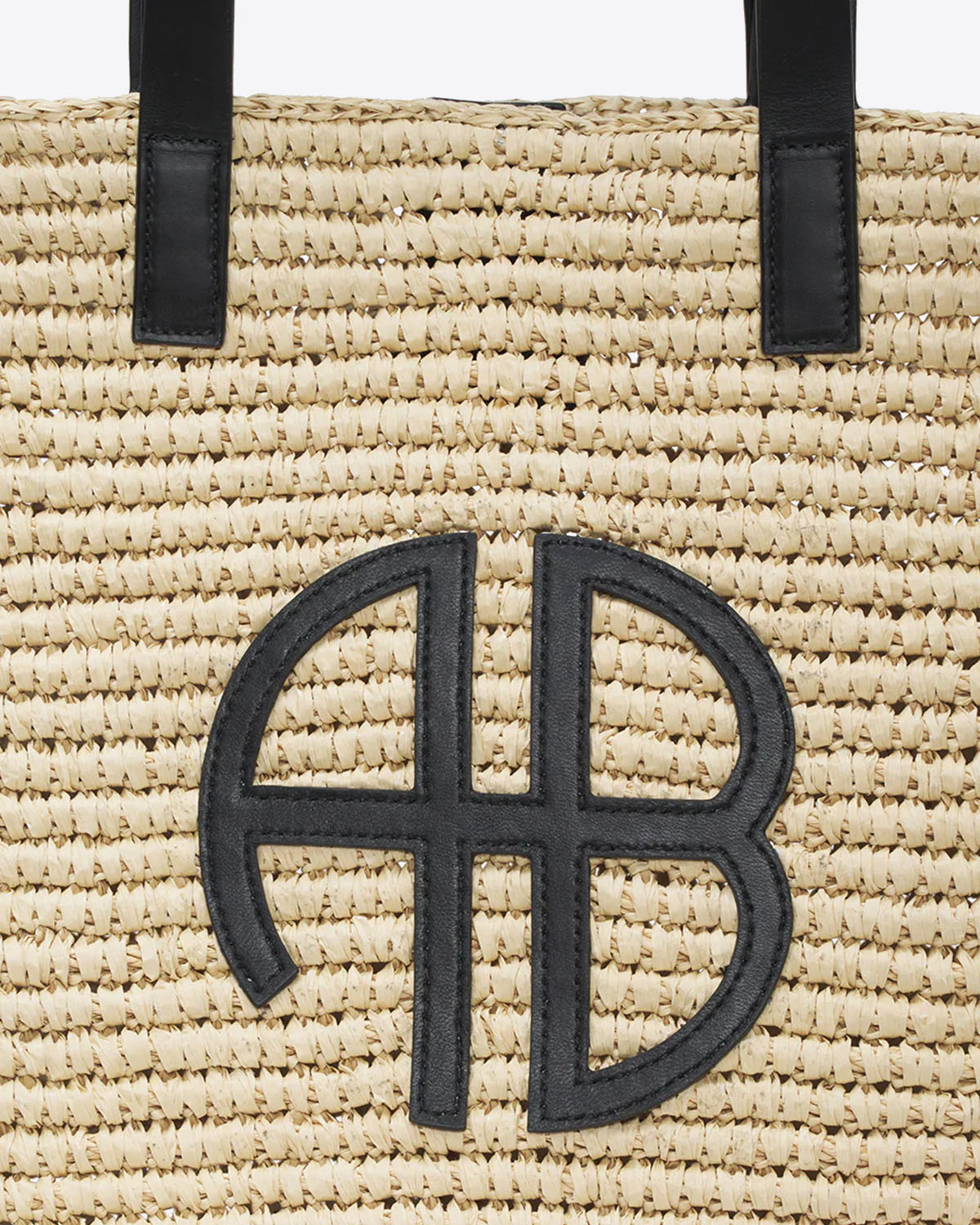 Panier en osier naturel anses et logo en cuir noir Palermo Anine Bing. Détail logo en cuir noir AB.