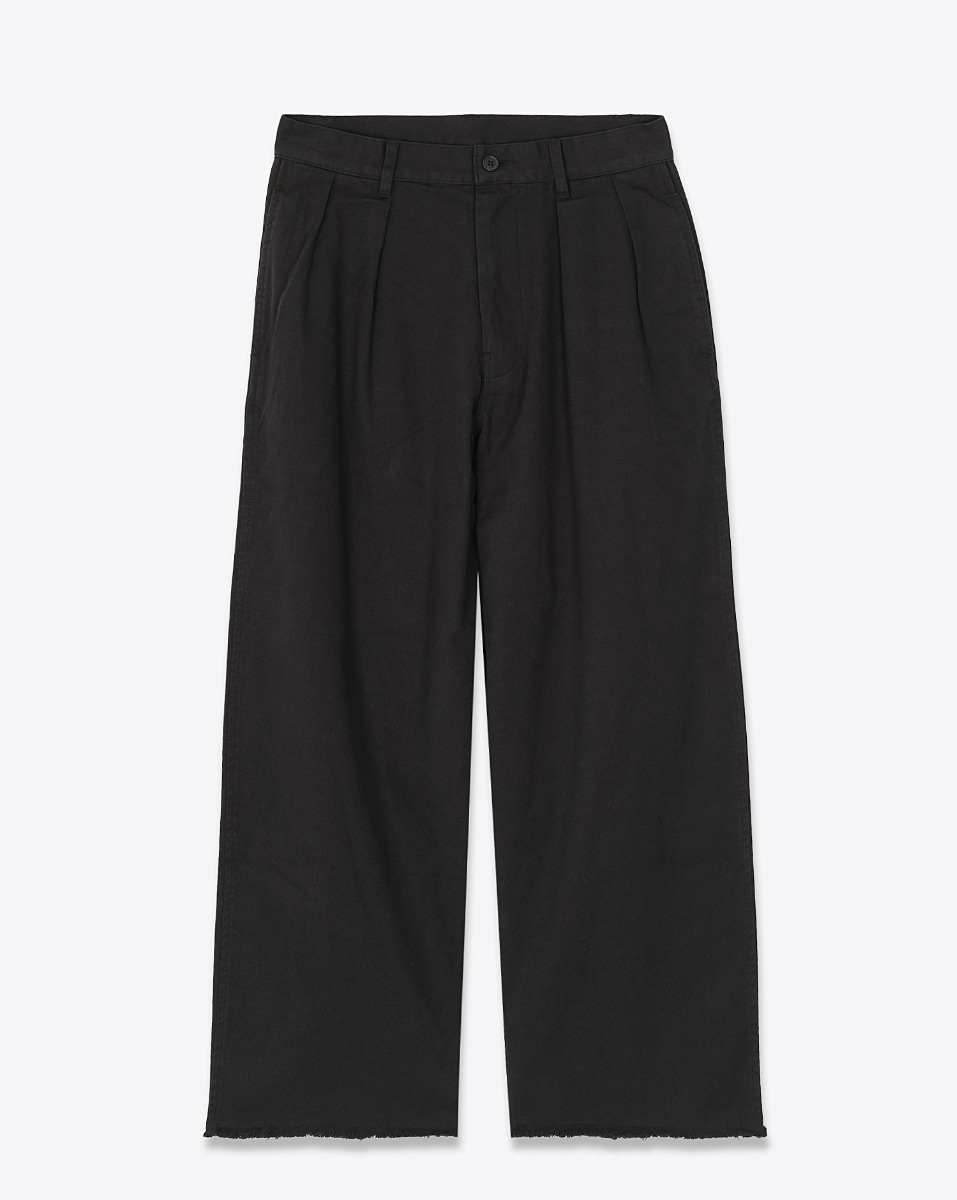 Produit Pantalon chino à pinces Denimist en toile de coton noir. Vue de face.